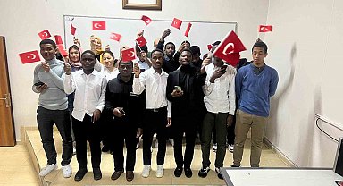 Yabancı kursiyerler İstiklal Marşı'nı okudu