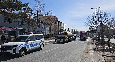 Yanan kamyoneti o sırada yoldan geçen su tankeri söndürdü