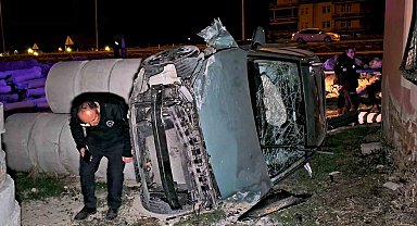 Yoldan çıkan otomobil 200 metre sürüklendi, evin duvarına çarptı: 1 yaralı
