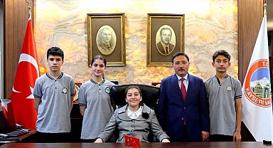 7. sınıf öğrencisi Zeynep, Vali Çiçek'in koltuğunu devraldı