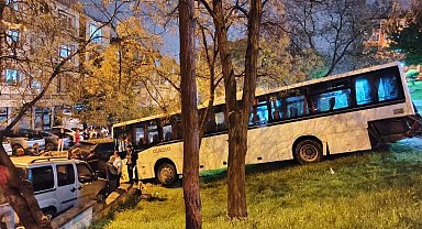 Ankara'da park halindeki otobüs freni boşalınca parka daldı