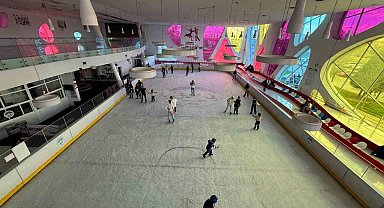 Büyükşehir'in buz pateni pisti, bayramda gençlerin ve çocukların vazgeçilmezi oldu