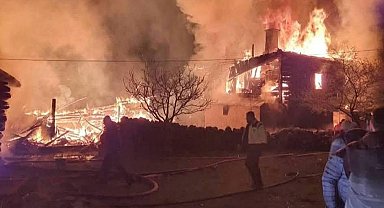 Çamlıdere'de çıkan yangında 4 ev 2 samanlık kullanılmaz hale geldi