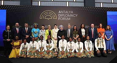 Emine Erdoğan'dan "Ayrışan Dünyada Geleceği İnşa Etmek: Eğitimin Dönüştürücü Gücü" paneline dair paylaşım