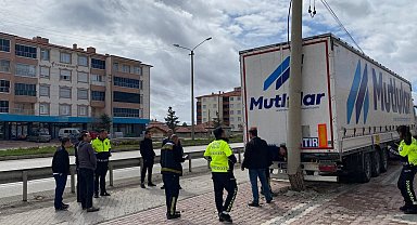 Geri manevra yapan tır direğe çarptı, kaza anı kamerada