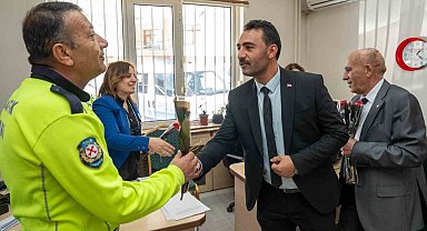 Gölbaşı Belediyesi polislere çiçek dağıttı