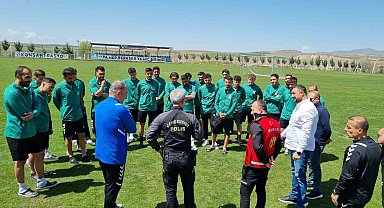 Kırşehir emniyetinden futbolculara tatlı ikramı
