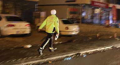 Polis, uygulama noktasını görünce geri geri kaçan aracı koşarak böyle yakaladı