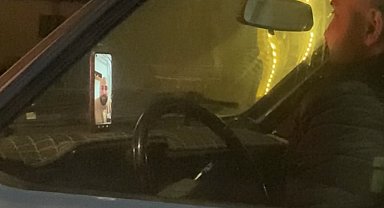 Seyir halinde görüntülü sohbet etti, direksiyonu bırakıp düşen telefonu kaldırdı... O anlar kamerada