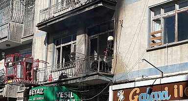 Yangında mahsur kalanların, vatandaşların açtığı battaniyeye atlayarak kurtulduğu anlar kamerada