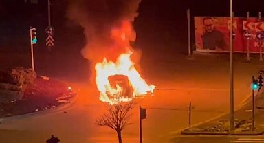 Ankara'da otomobil alev alev yandı
