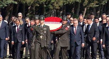 Bakan Bak, gençler ve sporcularla Anıtkabir'i ziyaret etti