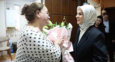 Bakan Göktaş'tan devlet korumasındaki çocukların gönüllü annesi Gürel'e Anneler Günü ziyareti