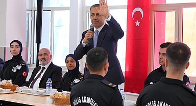 Bakan Yerlikaya, Polis Akademisinde öğrencilerle bir araya geldi