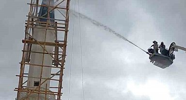 Başkent'te fırtına etkili oluyor: Bir minareye yıldırım düştü