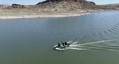 Jandarma barajda 500 metre kaçak ağ buldu