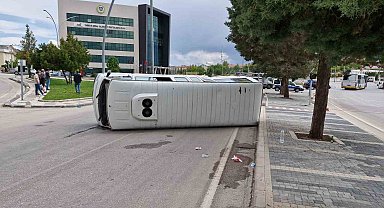 Karaman'da kamyonetle çarpışan okul servisi devrildi: 6 yaralı