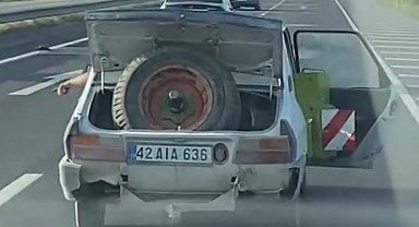 Karayolunda bagaj ve kapısı vaziyette seyretti
