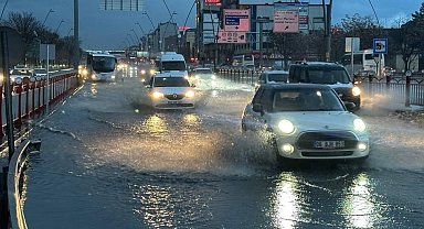 Kayseri'yi sağanak vurdu, itfaiye ekipleri teyakkuza geçti