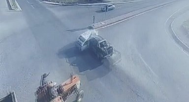 Kırmızı ışık ihlalinde yaşlı çiftin öldüğü feci kaza kamerada