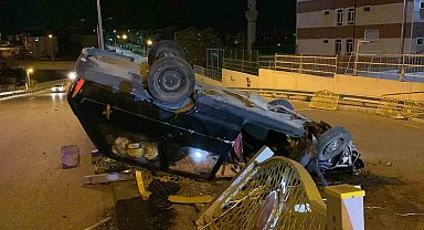 Kontrolden çıkan otomobil demir korkuluğa çarparak ters döndü