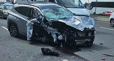 Kontrolden çıkan otomobil otobüs durağına daldı: 2 ağır yaralı