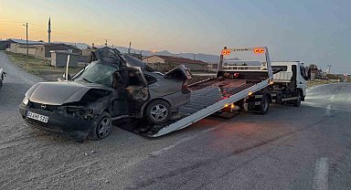 Konya'da direğe çarpan otomobilin sürücüsü hayatını kaybetti