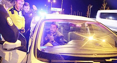 Kovalamaca sonucu yakalanan sürücüyle polisin imtihanı: Araçtan inmedi, alkolmetreye üflemedi