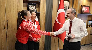 NÖHÜ mezunu milli sporculardan Rektör Uslu'ya ziyaret