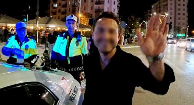 Plakasız motosikletiyle yakalanan alkollü ve kasksız sürücü, basın mensubuna el sallayıp poz verdi