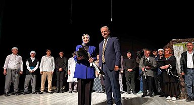 'Bir Gönül Yolculuğu Yunus Emre' oyunu izleyicilerden tam not aldı