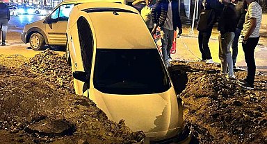 Ankara'da otomobil altyapı çalışmaları için açılan çukura düştü