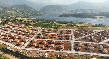 Bakan Kurum duyurdu: Kahramanmaraş'ın göl manzaralı köy evleri tamamlandı