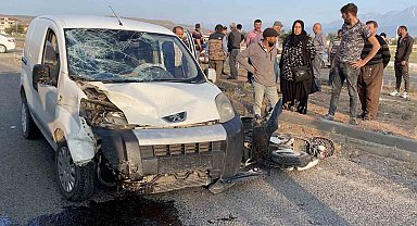 Hafif ticari araçla motosiklet çarpıştı: 1 ağır yaralı