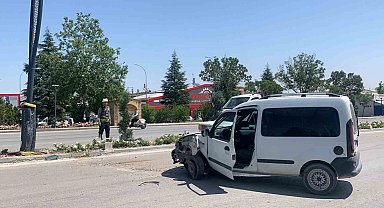 Karaman'da hafif ticari araç aydınlatma direğine çarptı: 1 yaralı
