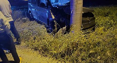 Karapınar'da otomobil beton direğe çarptı: 5 yaralı