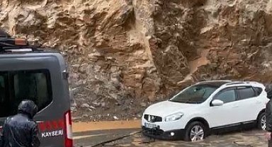 Kayseri'de heyelan nedeniyle yolda mahsur kalan araçlar kurtarıldı