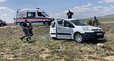 Konya'da lastiği patlayan hafif ticari araç takla attı: 2 yaralı