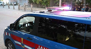 Önce kafasına vurdu, sonra boğazını kesip öldürdü