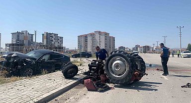 Otomobille çarpışan traktör parçalandı: 1 ölü