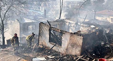 Ankara'da ağaçlık alanda çıkıp gecekondulara sıçrayan yangın söndürüldü