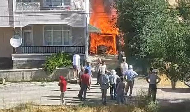 Ankara'da garajda park halinde bulunan araç yanarak kül oldu