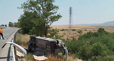 Ankara'da otomobil bariyerlere çarptı: 5 yaralı