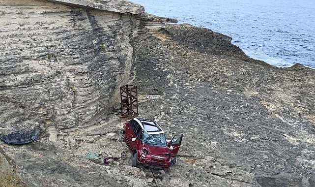 Araç Kayalıklardan Aşağı Uçtu