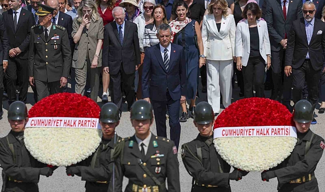 CHP Genel Başkanı Özel, Lozan Antlaşması'nın 102'nci yıldönümünde Anıtkabir'i ziyaret etti