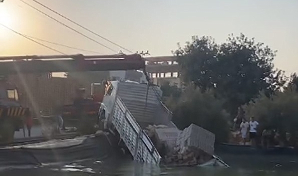 Kamyonun Freni Patladı, Sulama Havuzuna Uçtu