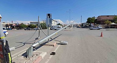 Karaman'da aydınlatma direğini deviren araç kaçtı