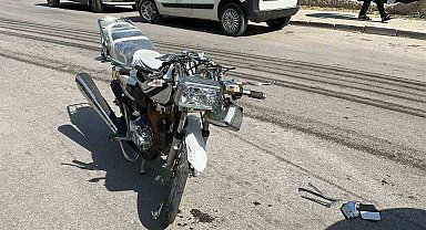 Karaman'da ciple çarpışıp yola savrulan motosikletli yaralandı