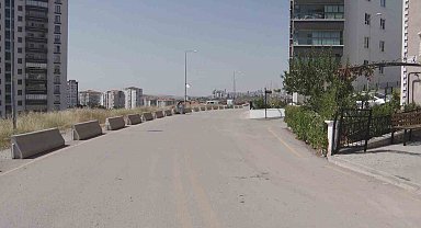 Kontrolden çıkan otomobilin gençlere çarpma anı güvenlik kamerasına yansıdı