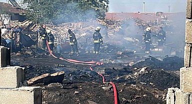 Konya'da iş yerinde çıkan yangın bahçedeki tahta paletlere sıçradı